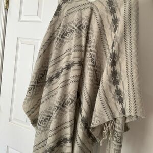 Mudd Cream and Gray Patterned Cape